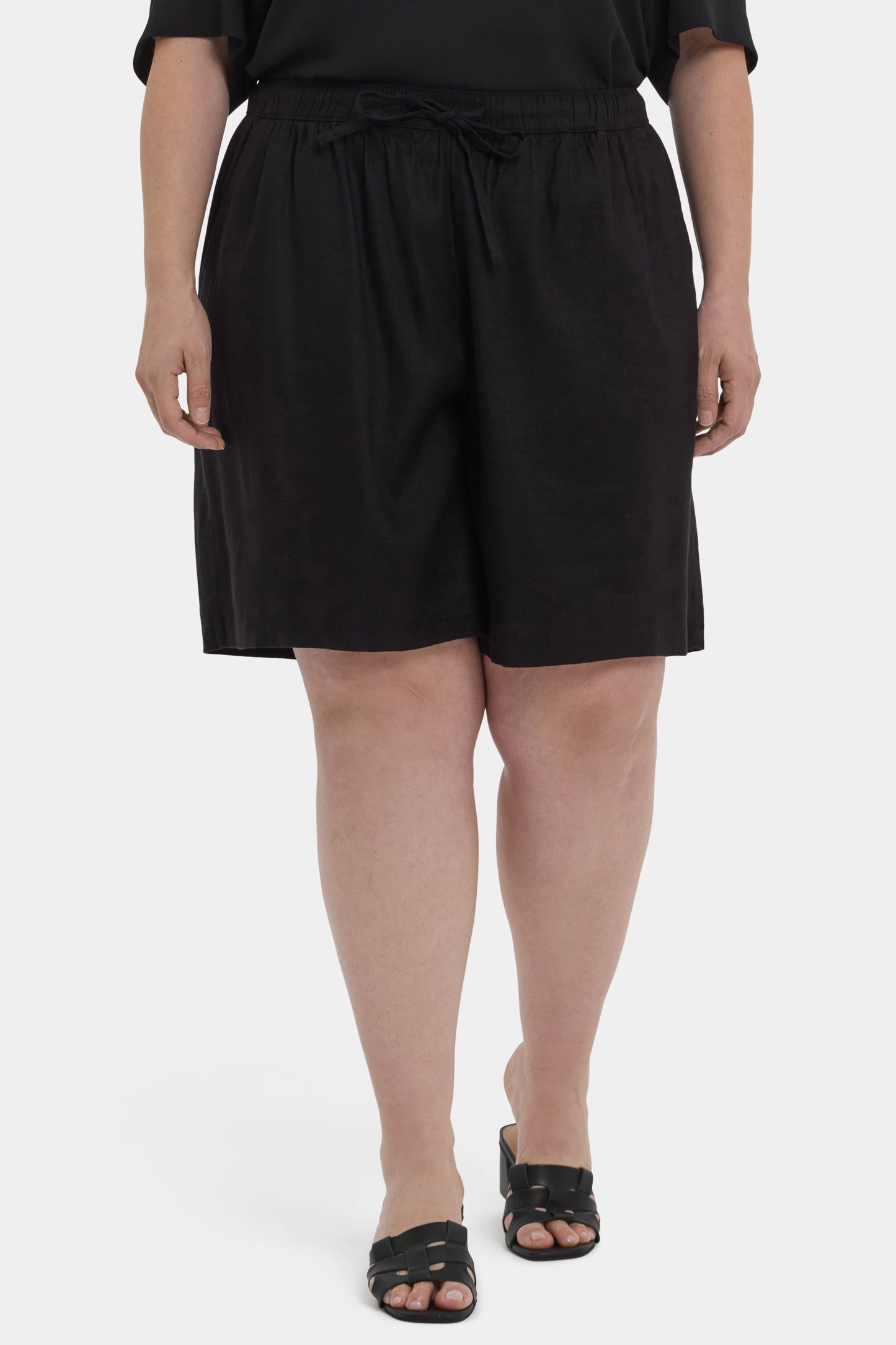 Breezy Bermuda Shorts In Plus Size - Black